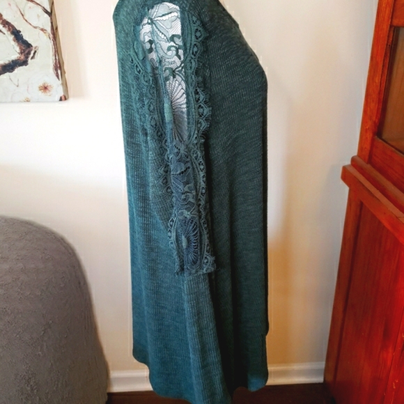 Knox Rose lace sleeve top in dark green. - Picture 2 of 7